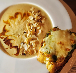 Krem z kalafiora, pesto z pieczonej papryki, grzanka z serem