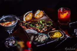 Grillowany karczek, ziemniak pieczony, tzatzyki, grillowane pieczarki, chrzan, musztarda 