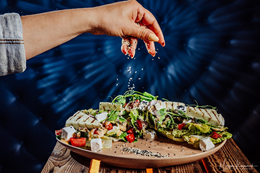 Sałatka z grillowanym serem Halloumi