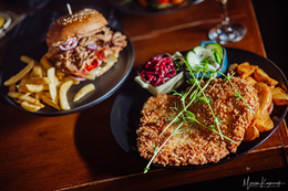 MEGAAA pierś drobiowa w panierce Panko, ziemniaki opiekane, surówka